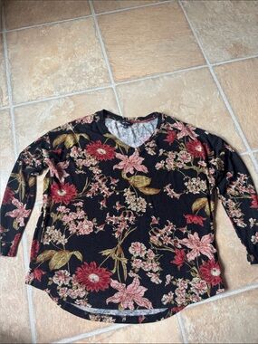 Well Worn brand Black Floral V‑Neck Light Sweater Top Size L